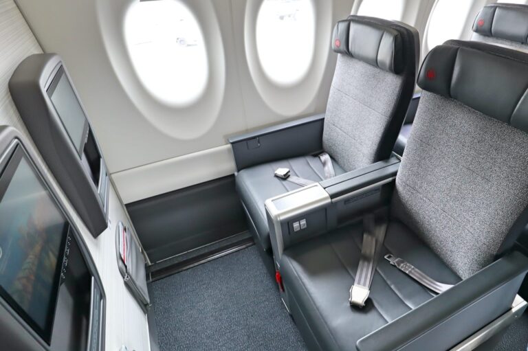 Air Canada A220 Business Class 19 e1666882964937